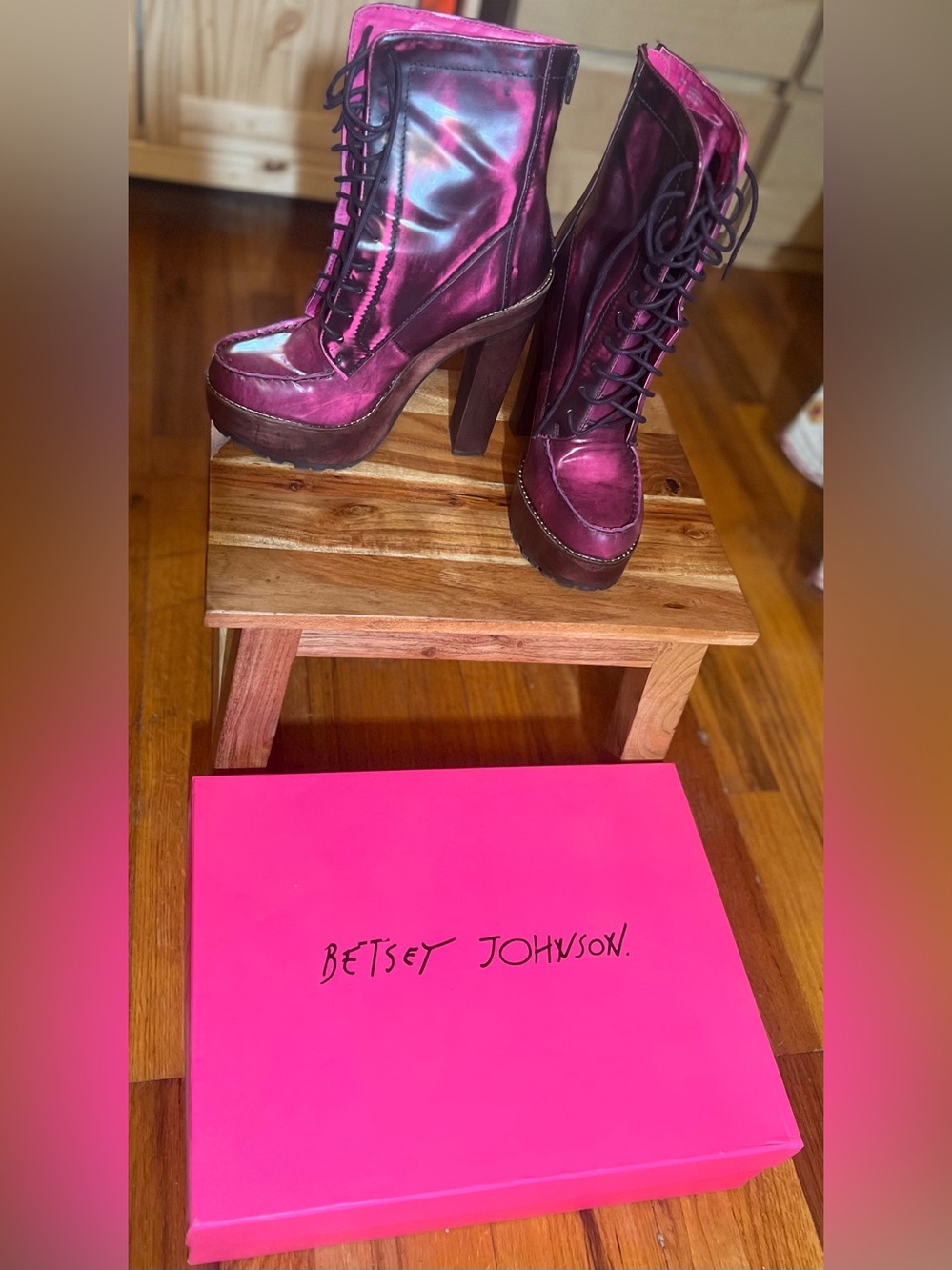 💗 Betsey Johnson Metallic Plum Leather Lace-Up Platform Pumps 👠